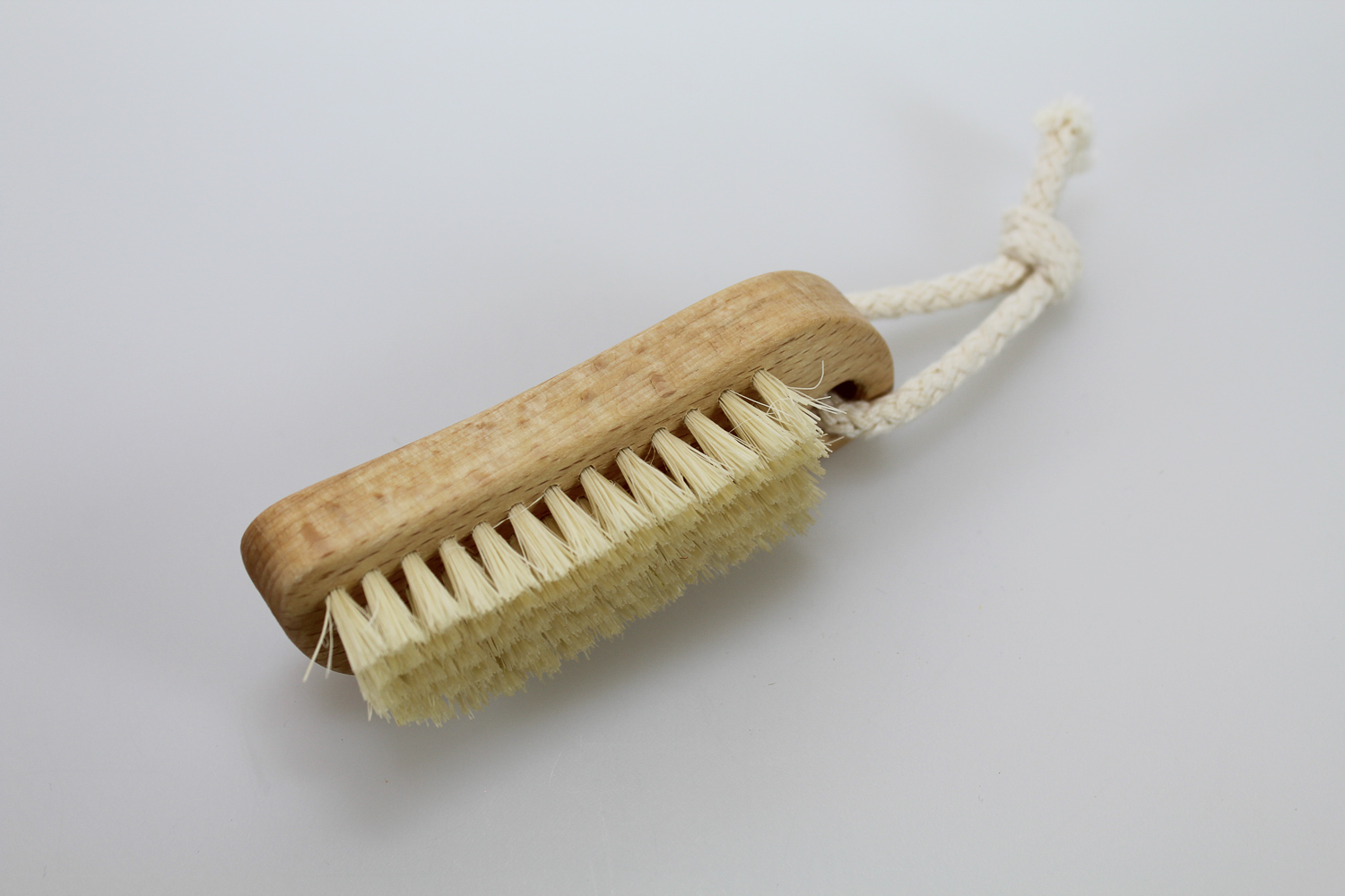 Handbürste geschwungen